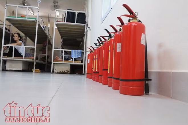 Nhà trọ cũng được trang bị dụng cụ chữa cháy theo quy định.