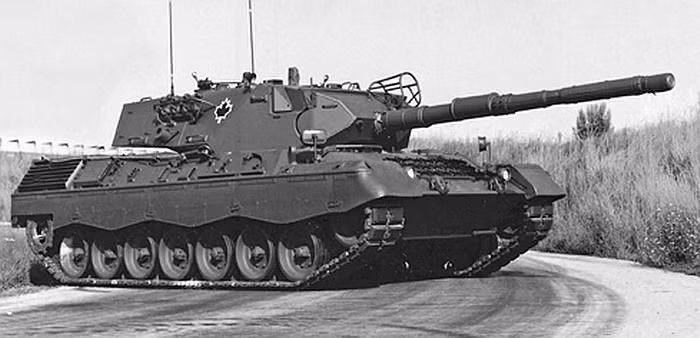 Hiện tại quân đội Canada vẫn đang tìm kiếm một giải pháp hợp tình hợp lý cho 50 chiếc xe tăng chủ lực Leopard 1 của nước này. Không ngoại trừ khả năng, Canada sẽ mang 50 chiếc xe tăng này đi cho một quốc gia nào đó hoặc thậm chí mang chúng ra trường bắn để thử... tên lửa. Nguồn ảnh: Tanker.