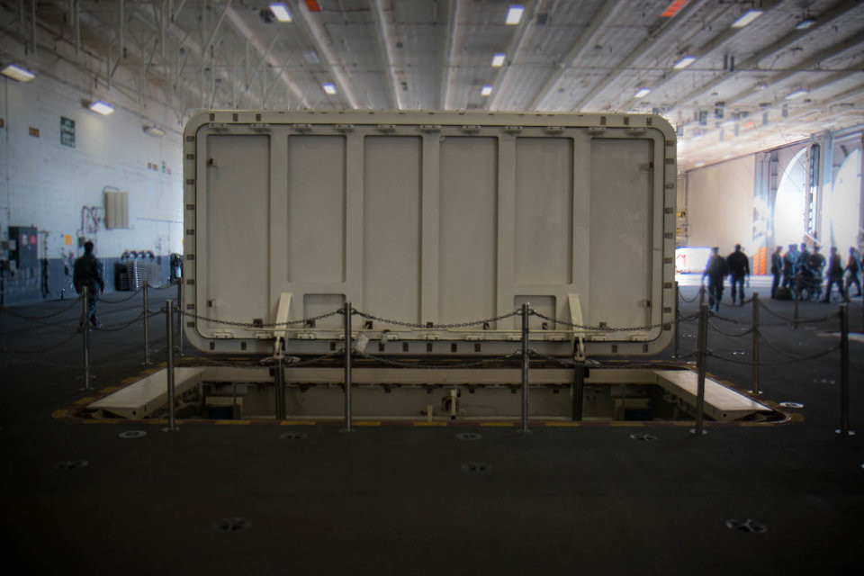 Bên trong khoang chứa máy bay có rất nhiều thang máy và cửa thông giữa các tầng trong khoang chứa, cho phép thuỷ thủ sắp xếp hợp lý các máy bay nằm trong kho chứa này. Nguồn ảnh: BI.