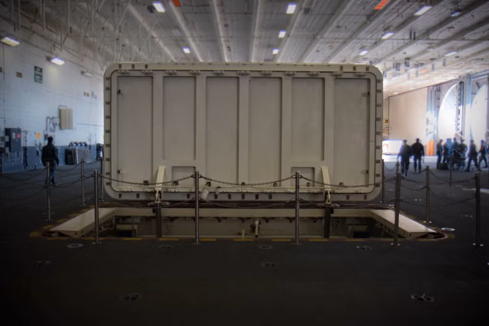 Bên trong khoang chứa máy bay có rất nhiều thang máy và cửa thông giữa các tầng trong khoang chứa, cho phép thuỷ thủ sắp xếp hợp lý các máy bay nằm trong kho chứa này. Nguồn ảnh: BI.