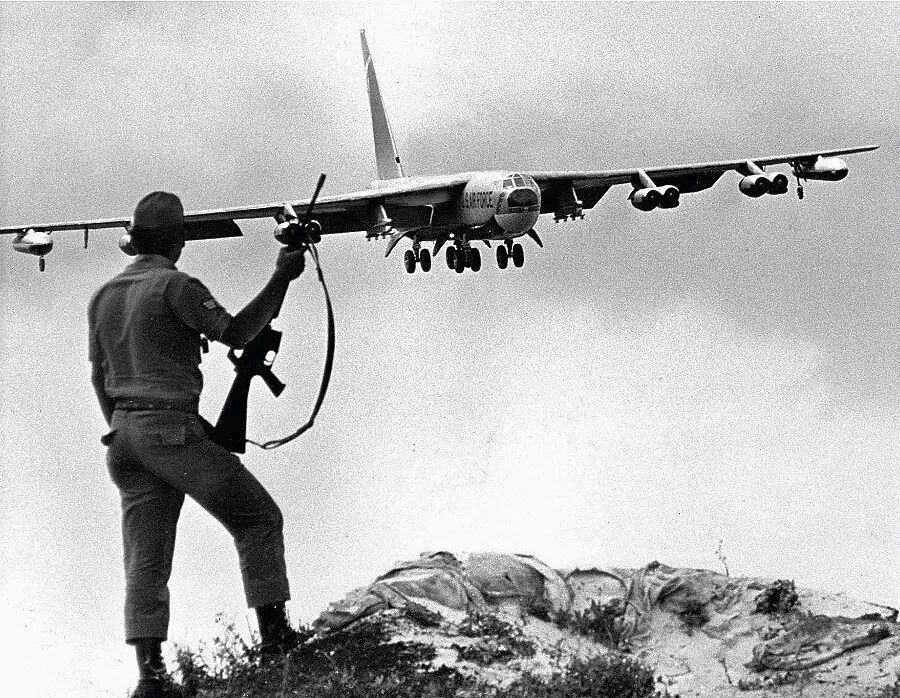 Trong một phi vụ oanh tạc máy bay B-52 thường đi thành nhóm ba chiếc theo đội hình mũi tên, trên độ cao 9–10 km và ném khoảng gần 100 tấn bom với mật độ dày đặc xuống một khu vực khoảng 2,5 km². Nếu một quả bom tiêu chuẩn là 500 lb (gần 250 kg) thì mật độ bom rơi là khoảng 130 quả trên 1 km², tức là khoảng cách trung bình giữa hai hố bom cạnh nhau là khoảng 80 mét. Với mật độ ném bom cao như vậy xác suất hủy diệt trong bãi bom B-52 sẽ là cực cao. Nguồn ảnh: Pinterest.