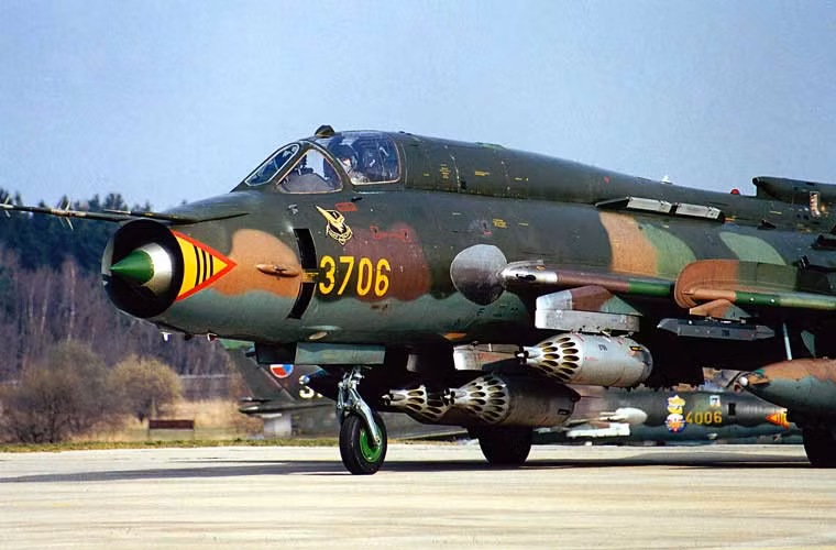 Tiêm kích - bom Su-22 là tên gọi biến thể xuất khẩu của Su-17 do cục thiết kế Sukhoi (Liên Xô) phát triển từ đầu những năm 1960, chính thức đưa vào phục vụ từ năm 1970. Những chiếc Su-22 đầu tiên xuất hiện trong Không quân Nhân dân Việt Nam từ năm 1979-1980, chúng ta nhận khá nhiều biến thể gồm Su-22M, Su-22M3, Su-22M4, Su-22UM3K. Nguồn ảnh: Aviation.