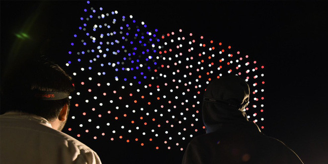 So với các loại pháo hoa thông thường, máy bay không người lái dễ sử dụng hơn, dễ kiểm soát hơn, không bị ảnh hưởng nhiều bởi thời tiết và không gây nguy cơ cháy nổ. Nguồn ảnh: BI. So với các loại pháo hoa thông thường, máy bay không người lái dễ sử dụng hơn, dễ kiểm soát hơn, không bị ảnh hưởng nhiều bởi thời tiết và không gây nguy cơ cháy nổ. Nguồn ảnh: BI.