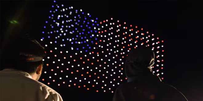 So với các loại pháo hoa thông thường, máy bay không người lái dễ sử dụng hơn, dễ kiểm soát hơn, không bị ảnh hưởng nhiều bởi thời tiết và không gây nguy cơ cháy nổ. Nguồn ảnh: BI. So với các loại pháo hoa thông thường, máy bay không người lái dễ sử dụng hơn, dễ kiểm soát hơn, không bị ảnh hưởng nhiều bởi thời tiết và không gây nguy cơ cháy nổ. Nguồn ảnh: BI.