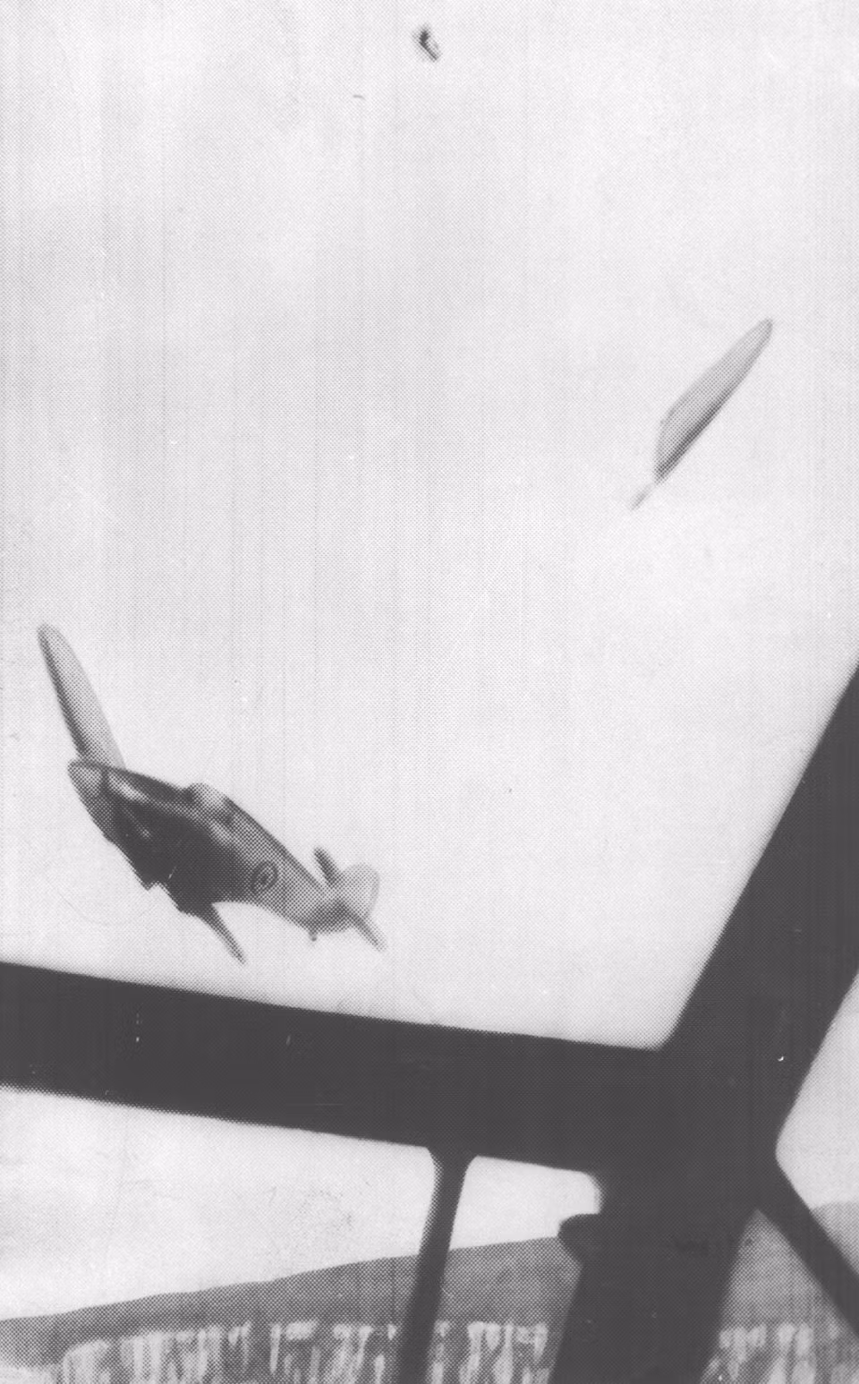 Khoảnh khắc phi công của Không quân Hoàng gia Anh nhảy dù ra ngoài sau khi phần cánh của chiếc Hurricane do anh ta điều khiển bị bắn đứt bởi một tiêm kích Đức. Hình ảnh được chụp từ tiêm kích của Đức - kẻ thắng trận trong màn đối đầu chớp nhoáng này. Nguồn ảnh: BI.