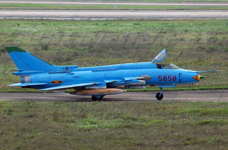 Su-22 với pod pháo phản lực phóng loạt và thùng xăng phụ. Nguồn ảnh: Airiners.met.