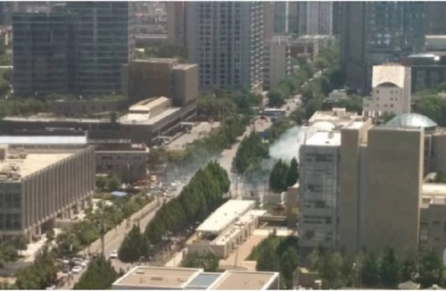 Từ trên cao, có thể thấy khói bụi bao phủ hoàn toàn khu vực cổng của Đại Sứ quán Mỹ tại Bắc Kinh. Nguồn ảnh: Weibo.