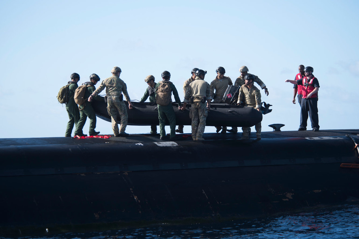 Hải quân Mỹ cùng hải quân các nước thực hiện việc chuyển xuồng cao su gắn máy từ trên tàu ngầm xuống nước. Nguồn ảnh: USnavy.