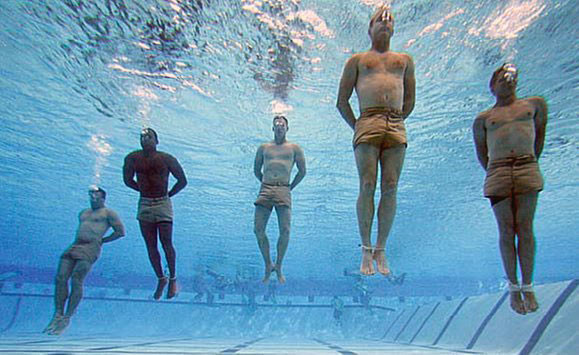 Thậm chí đặc nhiệm hải quân còn được học cách bơi khi bị trói - đây là một kỹ năng thoát hiểm vạn bất đắc dĩ mà không ai muốn dùng tới nhưng ai cũng phải thành thạo. Nguồn ảnh: Navy.