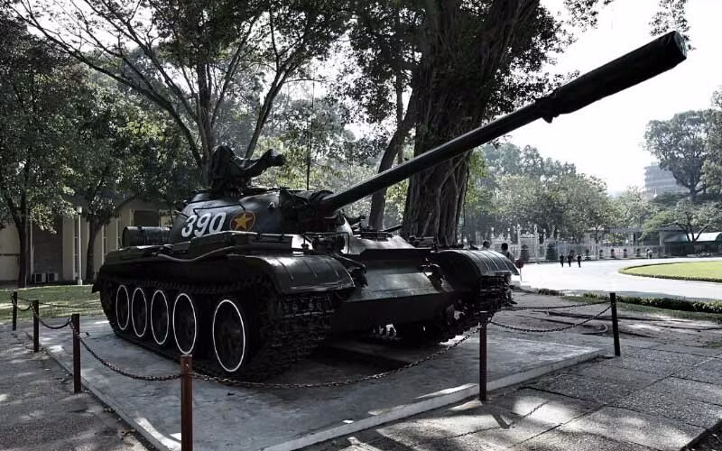 Do nhầm lẫn, chiếc T-54 mang số hiệu 843 sau ngày giải phóng đã được đưa vào bảo tàng làm minh chứng sống cho Đại thắng Mùa Xuân năm 1975 còn chiếc Type 59 số hiệu 390 tiếp tục tham chiến trên chiến trường. Nguồn ảnh: Baomoi.