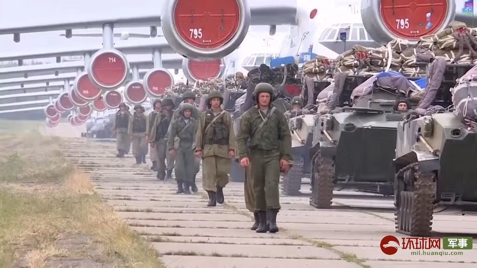 Theo đó Lực lượng Đổ bộ Đường không Nga (VDV) trong trung tuần tháng 7 vừa qua đã có đợt tập trận chiến lược quy mô lớn tại các vùng Ivanovo và Ulyanovsk thuộc Quân khu phía Tây của nước này. Nguồn ảnh: Huanqiu.