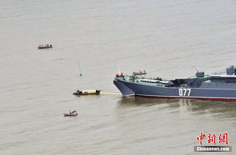 Hải quân Nga điều các tàu đổ bộ kiểu “há mồm” Project 775 tham gia tập trận. Ảnh: Xe lội nước PTS rời cửa tàu đổ bộ.