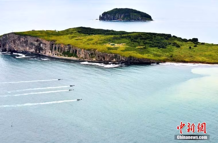 Cuộc tập trận diễn ra trên hòn đảo không người ở, nơi đây vốn là thao trường thường xuyên tập trận của Hải quân Đánh bộ Nga.