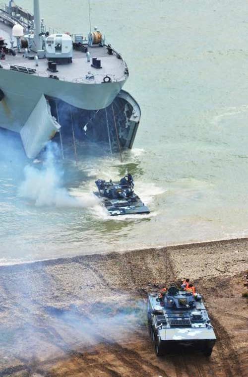 Ngoài Type 071, Hải quân Trung Quốc còn sử dụng tàu đổ bộ kiểu “há mồm” Type 072 đổ xe trực tiếp vào bờ.