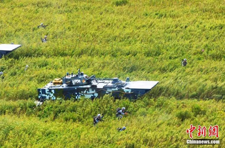 Xe chiến đấu lội nước ZBD-2000 yểm trợ cho nhóm lính thủy đánh bộ tiến sau vào “vùng địch”.