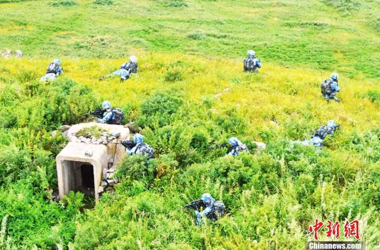 Nhóm lính thủy đánh bộ Trung Quốc tác chiến.