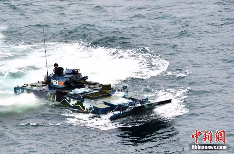 Trong mỗi lần tập trận mỗi năm, Hải quân Trung Quốc lại mang bộ mặt mới, vũ khí mới tới Nga tập trận. Các hệ thống vũ khí của họ ngày càng có nhiều điểm khác biệt thay vì sao chép nguyên bản Nga.