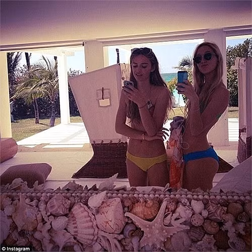 Maria Olympia tạo dáng chụp ảnh cùng một người bạn trong kỳ nghỉ hè bên bờ biển.