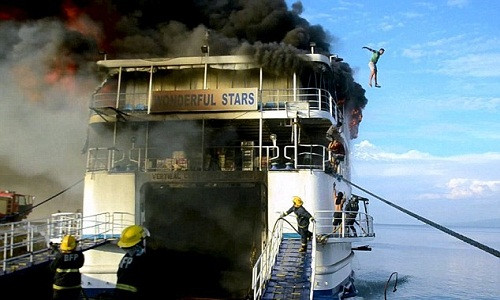 Canh hanh khach nhay xuong bien khoi chiec tau boc chay-Hinh-2