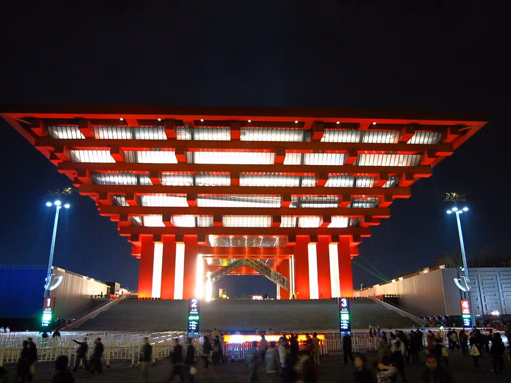 Công trình bắt đầu xây dựng từ tháng 12/2007 và hoàn thành vào tháng 9/2009, diện tích 166.000m2 và là bảo tàng nghệ thuật lớn nhất ở châu Á.