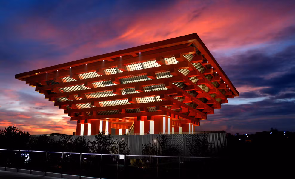 Màu sơn đỏ và hệ thống chiếu sáng giúp bảo tàng này trở nên nổi bật, ấn tượng.