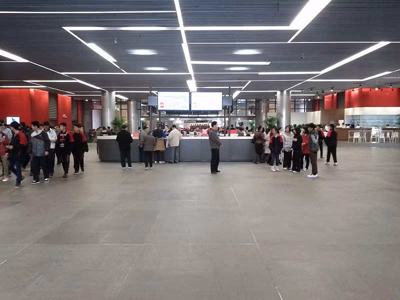 Trong bảo tàng, 64.000 m2 sàn được sử dụng cho không gian trưng bày, với bộ sưu tập khoảng 14.000 tác phẩm nghệ thuật.