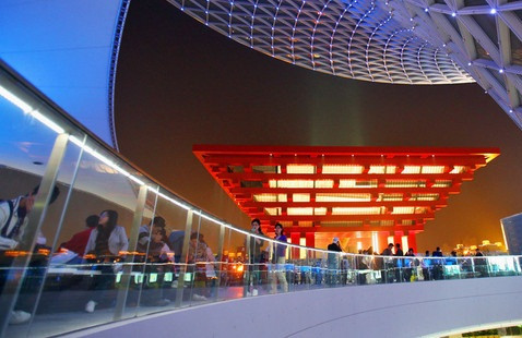 Tòa nhà thiết kế với hình dáng kim tự tháp ngược nên được mệnh danh là vương miện của Phố Đông.