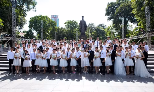 50 doi tre cong nhau thi chay marathon tinh yeu o HN