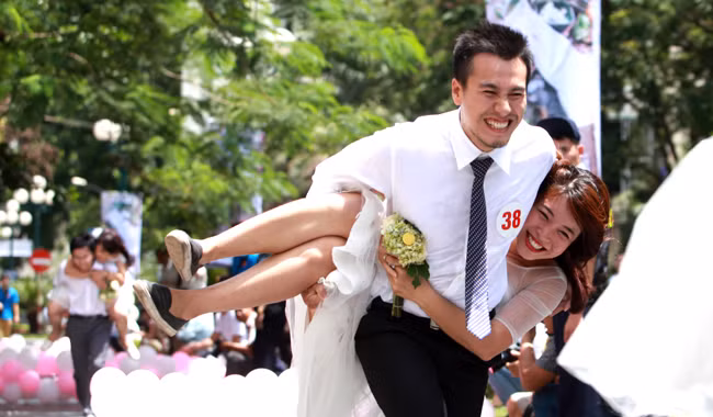 Để chứng tỏ sức mạnh của mình, một số chàng trai đã cắp cô dâu chạy.