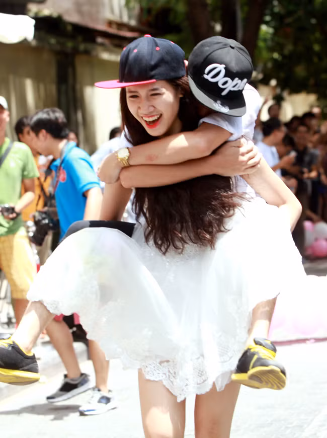 Cô dâu cõng lại chú rể.