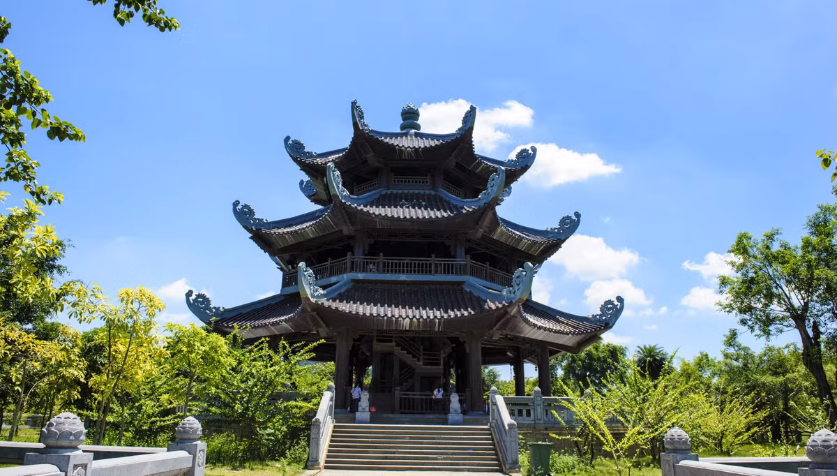 Lễ Vu Lan là dịp để con cháu bày tỏ lòng hiếu thảo với cha mẹ. Vì vậy, dành tặng các đấng sinh thành một tour du lịch hành hương, ngắm cảnh có thể là một gợi ý hay. Tour Hà Nội- Tràng An - Bái Đính (2 ngày, 1 đêm) có giá 1,2 - 1,3 triệu đồng/người.