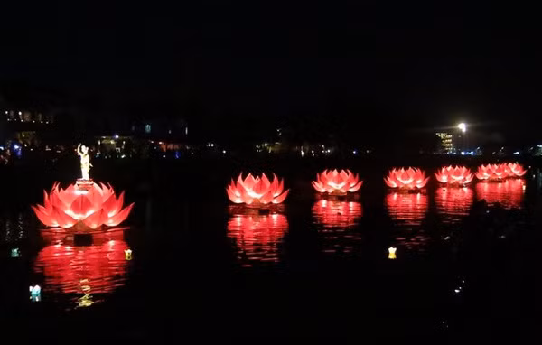 Khung cảnh lung linh tại Hội An (Đà Nẵng) trong mùa Vu Lan.