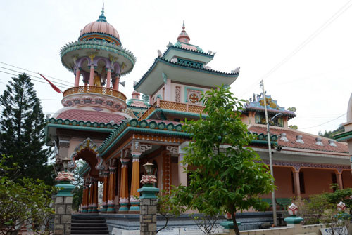 Tour du lịch An Giang, thăm Tây An cổ tự trong một ngày có giá từ 300.000 - 500.000 đồng/người.