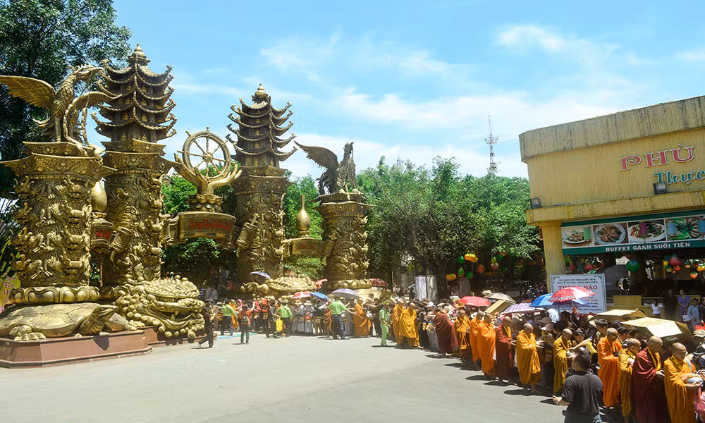 Mùa Vu Lan 2015, khu du lịch Suối tiên tổ chức Đại lễ Vu Lan với nhiều hoạt động như tặng bông hồng cài áo cho cha mẹ, lễ hội ăn chay, cúng thí giàn.