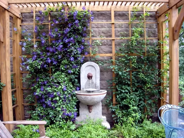 Đài phun nước mini là giải pháp trang trí, tạo cảnh quan đẹp phù hợp với không gian nhỏ, đặc biệt là những ngôi nhà phố, thiếu diện tích.