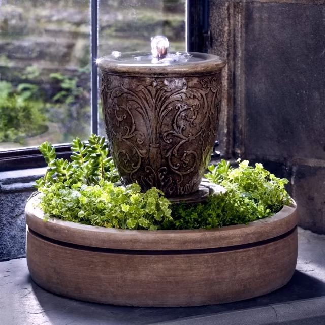Nếu ngôi nhà của bạn được thiết kế theo phong cách cổ điển châu Âu, hãy chọn đài phun nước với chất liệu và màu sắc giản dị, kiểu dáng mô phỏng những đài phun nước lớn của các thành phố cổ ở châu Âu.