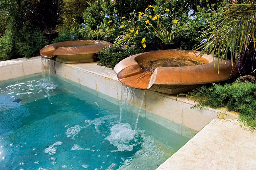 Một chiếc đài phun nước trong vườn không chỉ là biện pháp giải nhiệt mà còn có yếu tố phong thủy. Người ta tin rằng, nước có thể mang lại may mắn, đặc biệt là liên quan đến sự nghiệp và tài chính. Đài phun nước và thác nước biểu trưng cho sự luân chuyển của năng lượng, mang tài vượng cho gia đình.