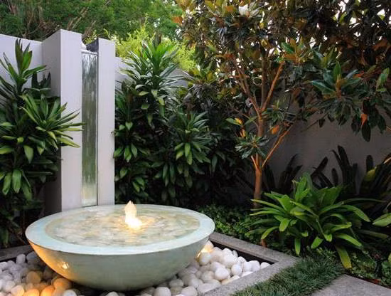 Đặt pha lê, hoặc đá trong đài phun nước có tác dụng nhân đôi tác dụng của phong thủy. Đài phun nước có thể kết hợp thả cá, điều này tượng trưng cho sự tăng trưởng.