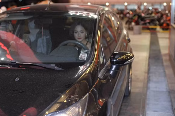 Không chỉ có nhà đẹp, tiện nghi, diễn viên Lan Phương sở hữu chiếc xe bạc tỷ.