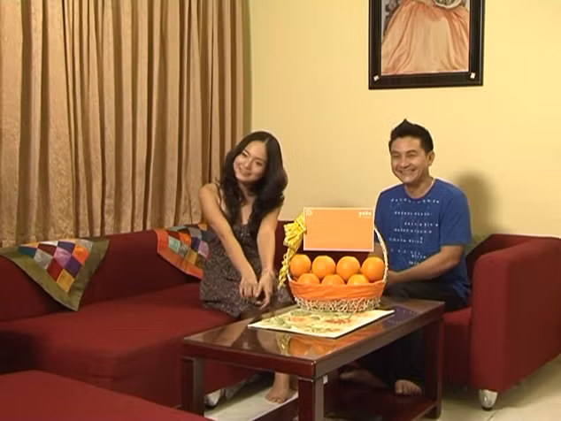 Trước đó, diễn viên Lan Phương sống trong căn nhà nhỏ với cách bài trí khác, nhưng tạo cảm giác ấm cúng, gần gũi. Trong nhà, đồ nội thất vẫn là những gam màu nóng như đỏ, vàng, hồng.