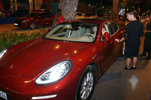 Năm 2015, nữ diễn viên xinh đẹp xuất hiện cùng chiếc Porsche Panamera màu đỏ nổi bật, trị giá gần 6 tỷ đồng. Minh Hằng chia sẻ đây là món quà tự thưởng cho bản thân sau những ngày làm việc vất vả.