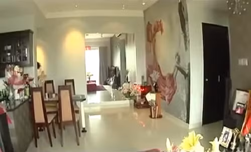 Căn nhà phảng phất nét hiện đại, pha trộn các yếu tố truyền thống, đồ trang trí nhỏ nhắn, tinh tế.