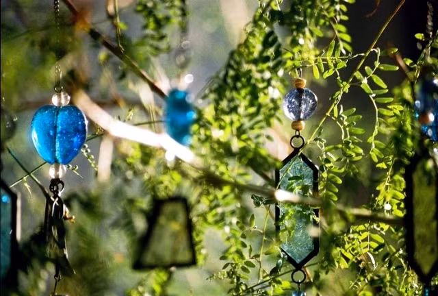 Sử dụng chuông gió hoặc các loại chuông nhỏ, ánh sáng phản chiếu thêm lung linh cũng là một cách làm đẹp cho cây cỏ trong khu vườn.