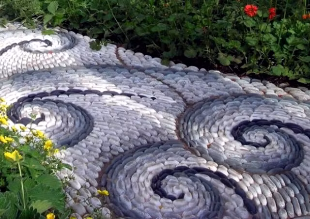 Lát đá, sỏi trên lối đi thêm phần sinh động nếu chúng được sắp xếp có dụng ý, tạo thành những hình trang trí đẹp mắt.