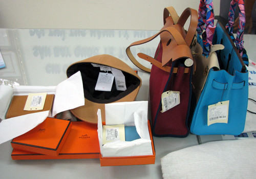 Trước đó, hành khách N.D.V (Việt kiều, quốc tịch Mỹ) đưa trở lại nội địa lô hàng hiệu Hermes (túi xách, ví, mũ, cà vạt)… trị giá hơn 600 triệu đồng sau khi đã làm thủ tục xuất cảnh đi Malaysia. Bỏ túi 48 triệu đồng tiền gian lận hoàn thuế GTGT.