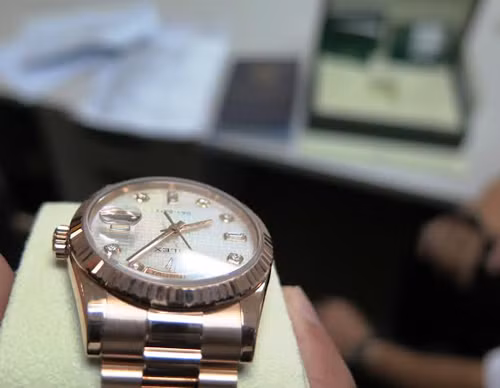 Mới đây, một hành khách nữ Việt kiều N.N (36 tuổi, quốc tịch Mỹ), lợi dụng chính sách hoàn thuế GTGT cho khách xuất cảnh để gian lận thuế, mặt hàng là đồng hồ hàng hiệu ROLEX trị giá hơn 830 triệu đồng, số tiền được hoàn thuế hơn 64 triệu đồng.