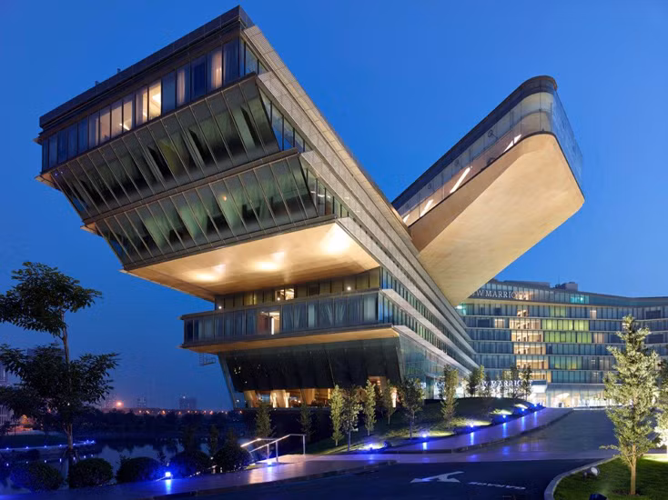 Điểm ấn tượng nhất của khách sạn Marriott Hà Nội là kiến trúc độc đáo mô phỏng hình ảnh “con rồng huyền thoại” bên bờ biển dài Việt Nam. Tác giả thiết kế là kiến trúc sư người Mỹ Carlos Zapata.