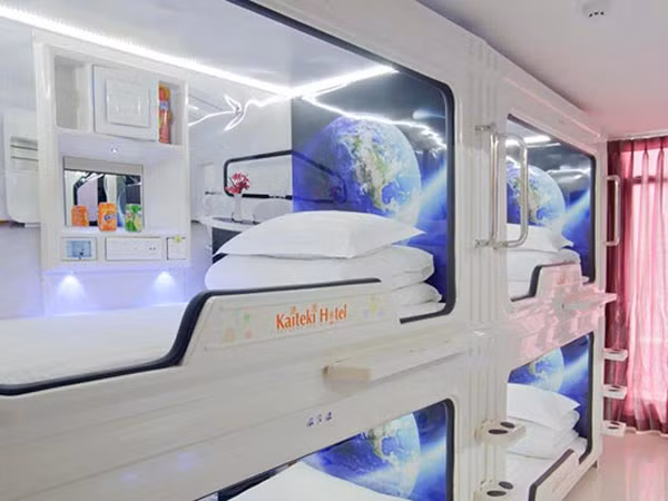 Giá phòng thường chỉ từ 130.000 - 150.000 đồng, khách sạn con nhộng tại Sài Gòn thiết kế khá lạ. Đây là hình thức Capsule hotel - loại hình khách sạn có phòng ngủ thiết kế dạng khoang kín giống như con nhộng, riêng tư và nhỏ gọn, vừa đủ để nghỉ ngơi.