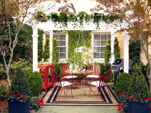 Chọn nội thất có màu nổi bật sẽ giúp khu vườn nhỏ thành nơi nghỉ ngơi, thư giãn ấn tượng.