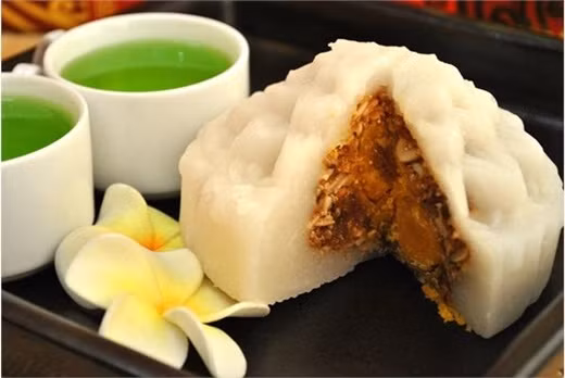 Bao ngoài là một lớp bột trắng, dẻo, ngọt dịu, bên trong là phần nhân ngọt hoặc mặn, bánh trung thu dẻo thường được mang ra ăn cùng với bánh trung thu nướng truyền thống trong đêm phá cỗ.